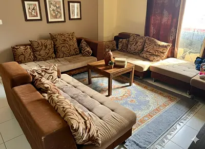 طقم كنب كبير ومريح – غرفة معيشة بحالة جيدة