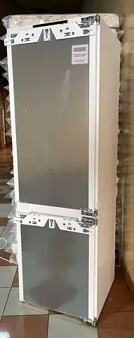 Miele series 700 built-in fridge with bottom freezer new condition