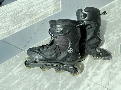 Black Roller Skates Adult size(44)+ Pads (XL) in Great Condition