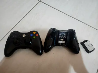2 Xbox 360 controllers + charging cable