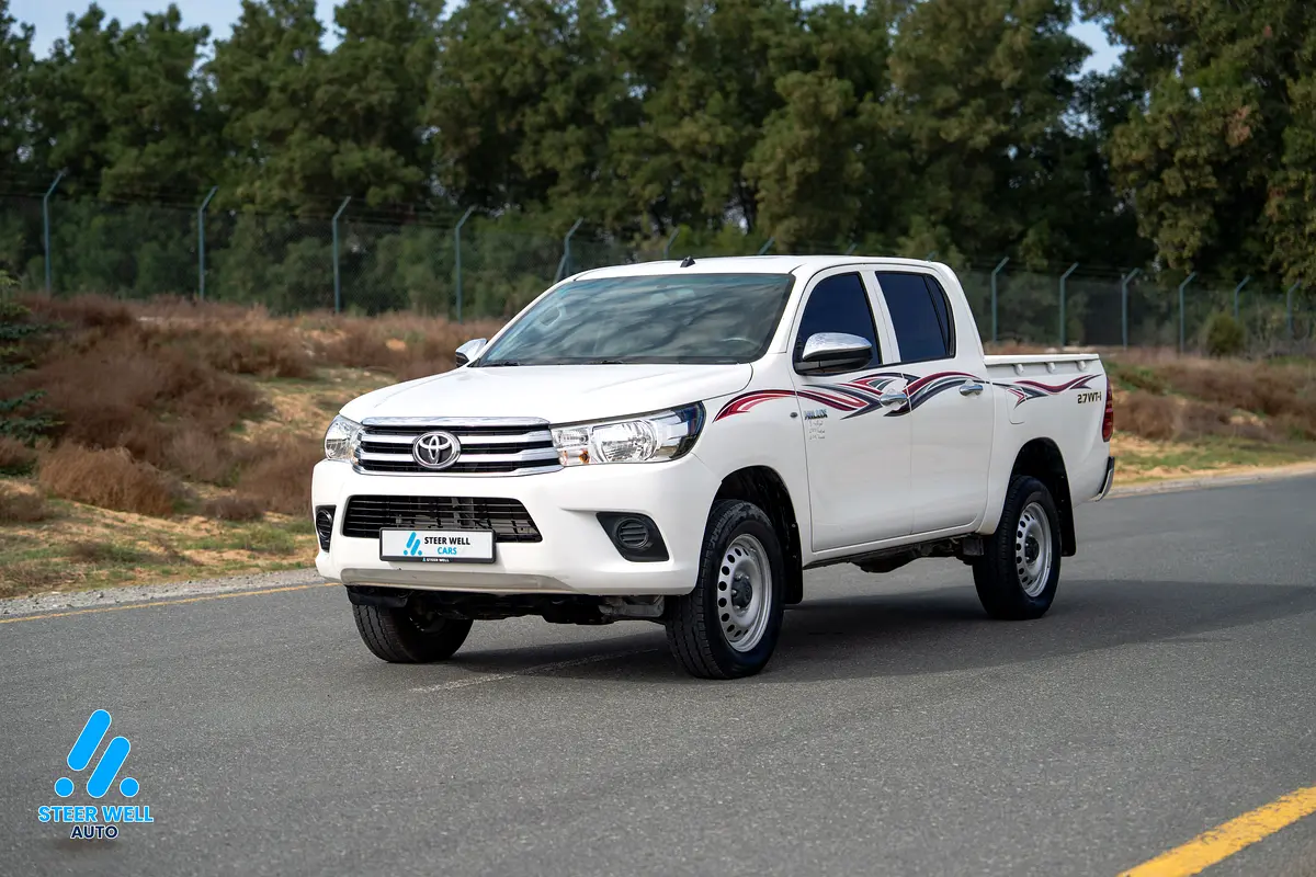 Toyota Hilux 2022 — photo 1 of 17