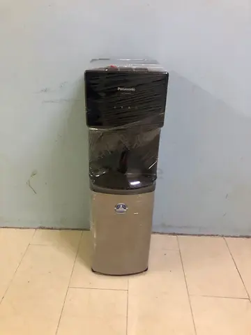 Bottom load water dispenser