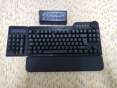 Mountain Everest Max TKL keyboard with DisplayPad Macropad