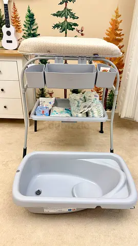 Baby changing table with bath tube Chicco