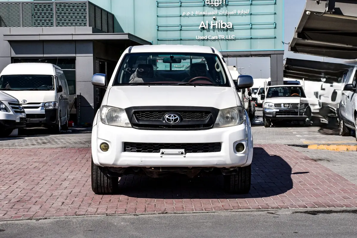 Toyota Hilux 2010 — photo 1 of 9