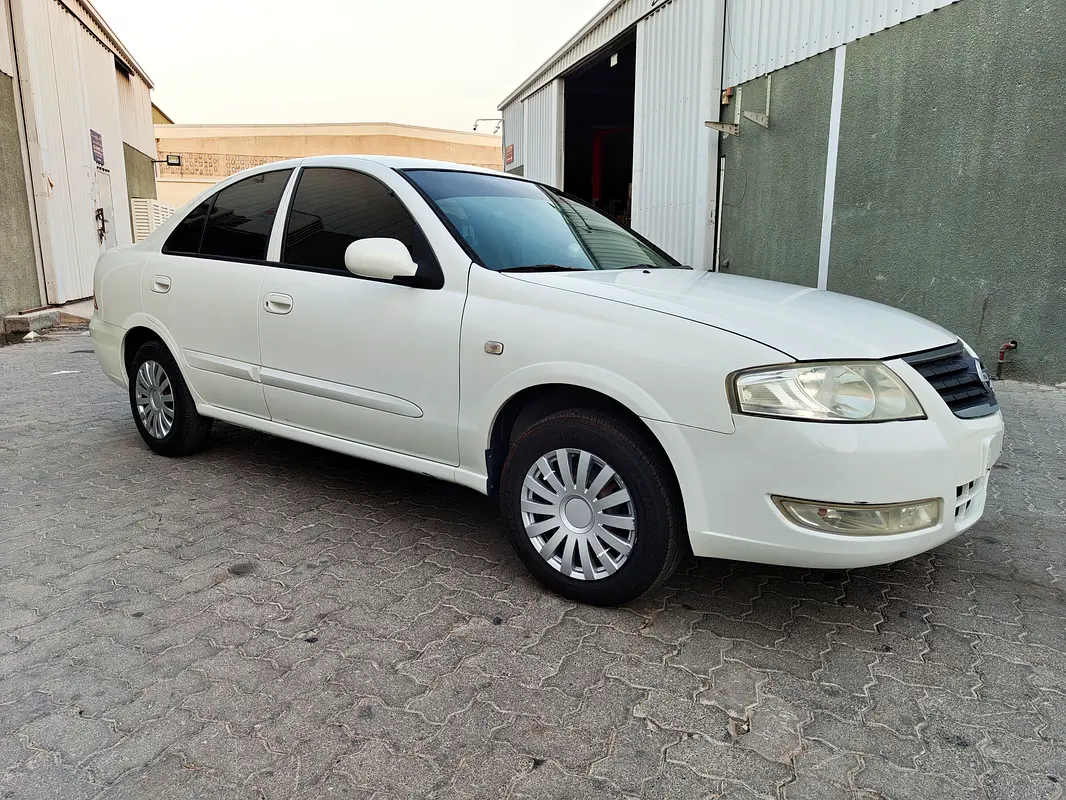 Nissan Sunny 2011 — photo 1 of 10