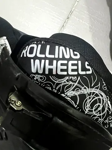 Rolling wheel shoes
