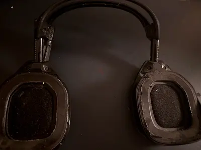 ASTRO A50 wireless Without ear band and without headbandworks perfectly fine with charging station