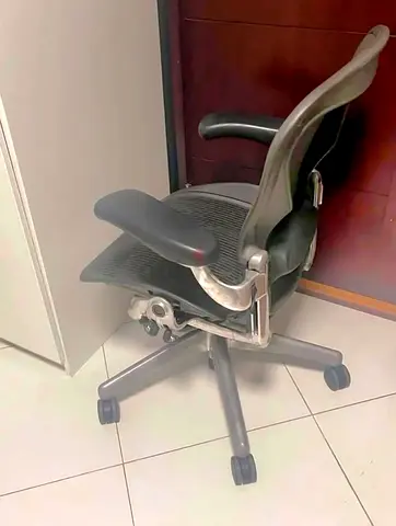 .Herman Miller Aeron Classic Chair Size B Fully Adjustable