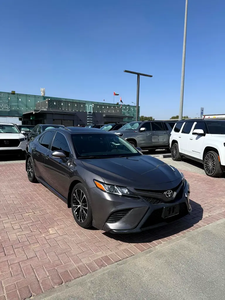 Toyota Camry 2019 — photo 1 of 11