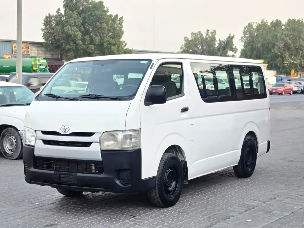 Toyota Hiace 2017 — photo 1 of 12