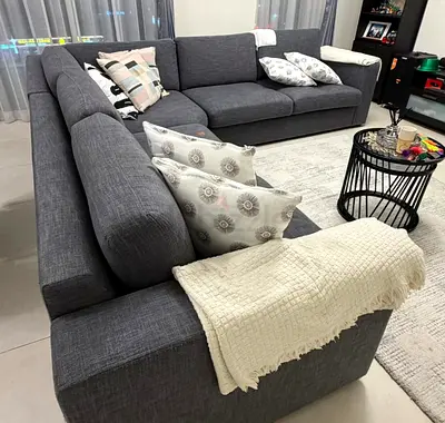 Comfortable Modern Sectional Sofa with Decorative Cushions