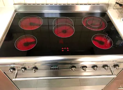 Smeg Brand 5 Eyes Full Electric Ceramic Cooker Range Size 90cm