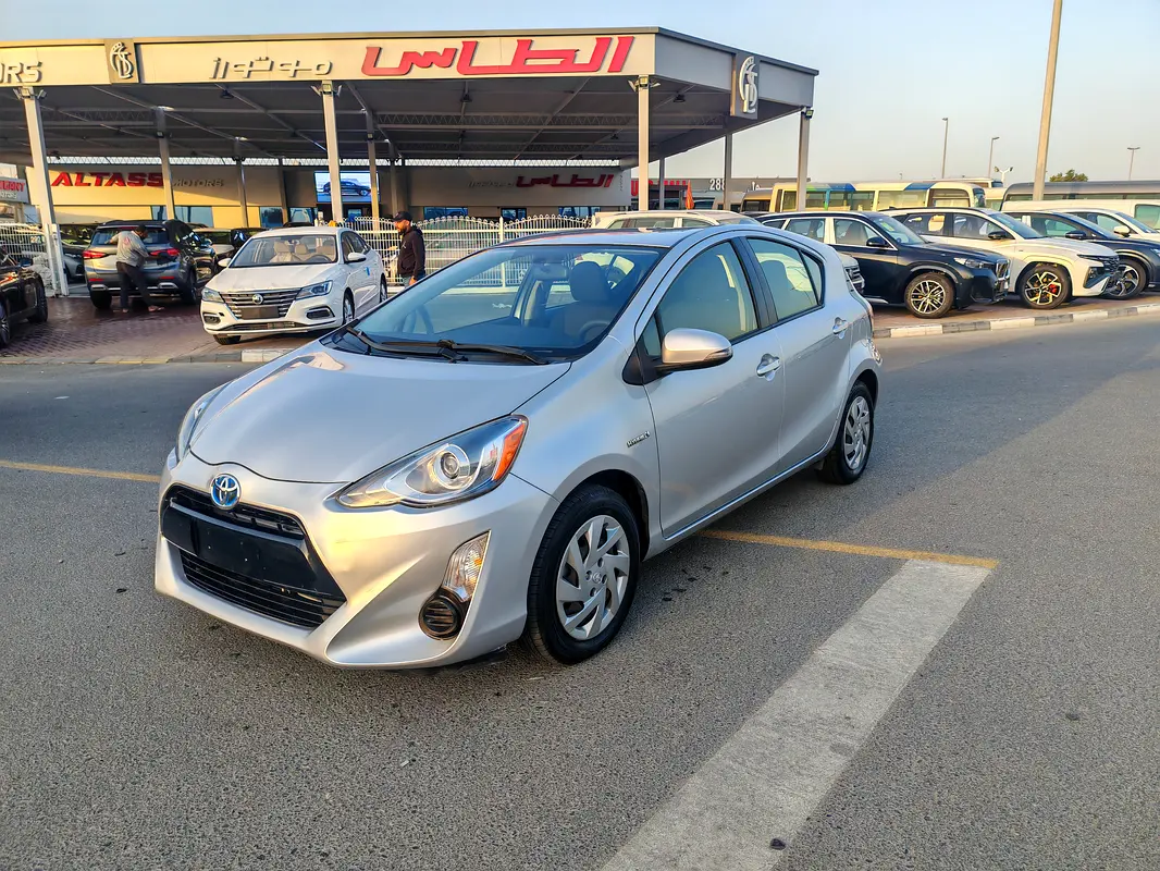 Toyota Prius 2015 — photo 1 of 20