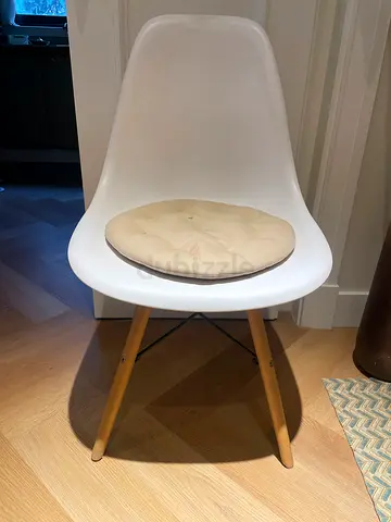 N.2 Modern White Chair with Cushion
