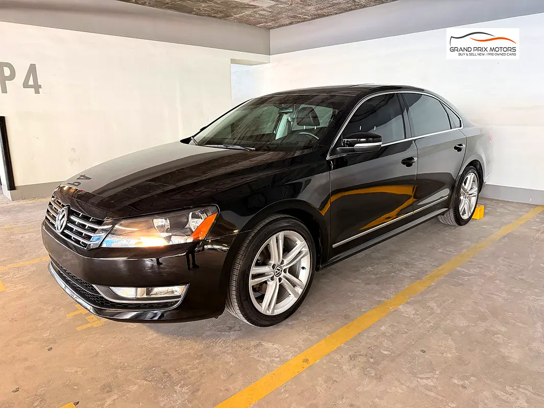 Volkswagen Passat 2012 — photo 1 of 18