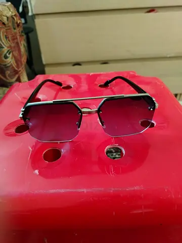Stylish clear sunglasses (with hangable case)