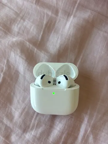APPLE AIRPODS 4 WITH BOX