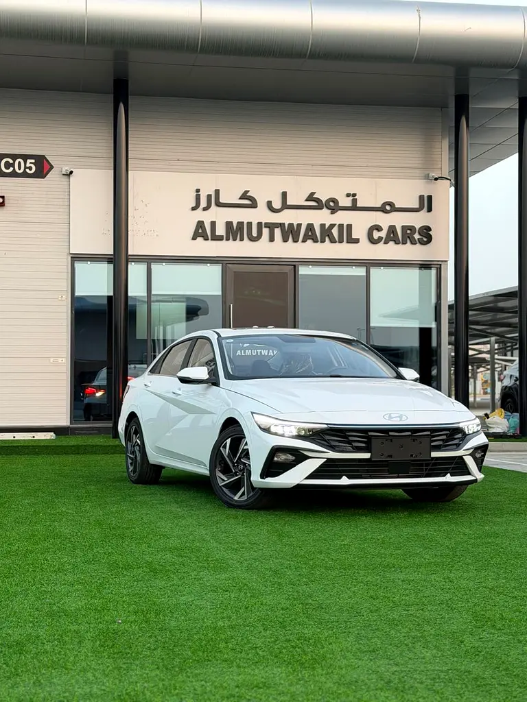 Hyundai Elantra 2025 — photo 1 of 12
