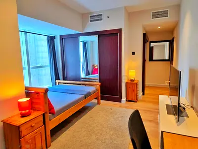 Direct No Commission Luxury, Cozy and Spacious Master Room Near Metro, Tram and The Beach in Marina