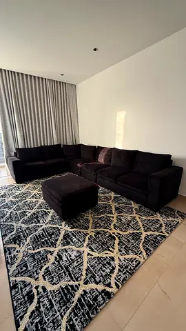 كنب اسود بحالة جيدة/ طاولة تلفزيون هوم سنتر