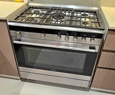 Siemens top gas oven is  electric latest model very good condition