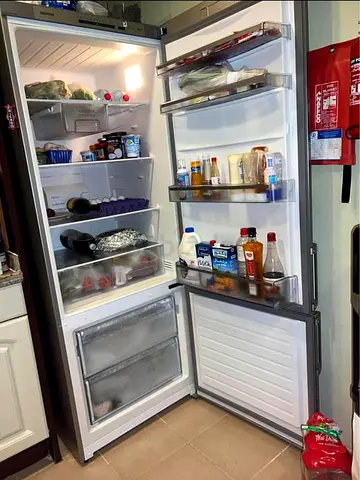 Siemens medium size fridge bottom freezer Efficient Refrigerator in Great Condition, free delivery
