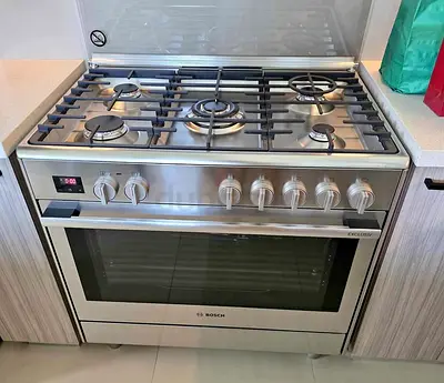 Bosch series 8 top gas oven is electric latest model very good condition