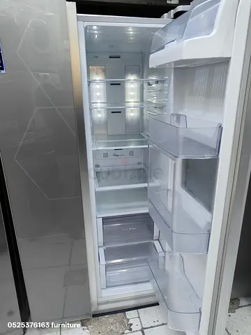 Like-New Refrigerator with Ample Storage Space