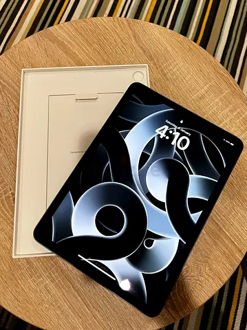 iPad Air 5 (2022) 10.9” 64GB Wi-Fi + Apple Pencil  Cover - Like New