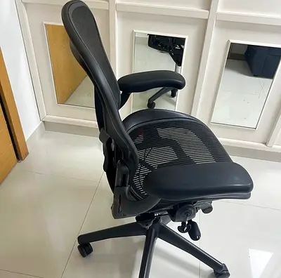 For selling Herman Miller Aeron chair good condition same look new