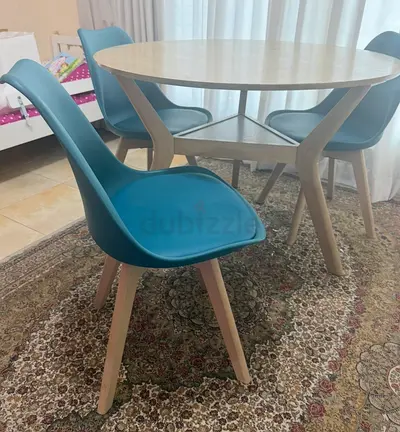 Stylish Round Dining Table with Colorful Chairs طاولة مستديرة مع كراسي