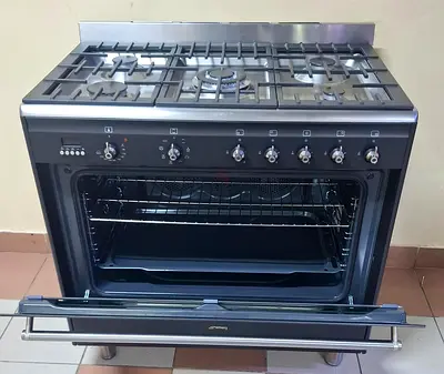 Smeg top gas oven is electric latest model very good condition free delivery with warranty