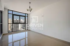 Modern High Floor Apt | Vacant | Dynamic Area