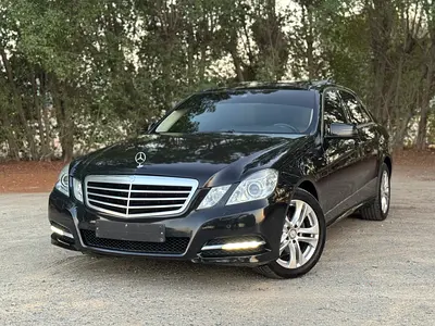 MERCEDES  - BENZ  E300 - 2011  - Avantgarde  - panoramic full option GCC