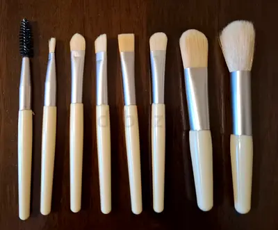 8 Makeup Brushes ٨ فرش مكياج