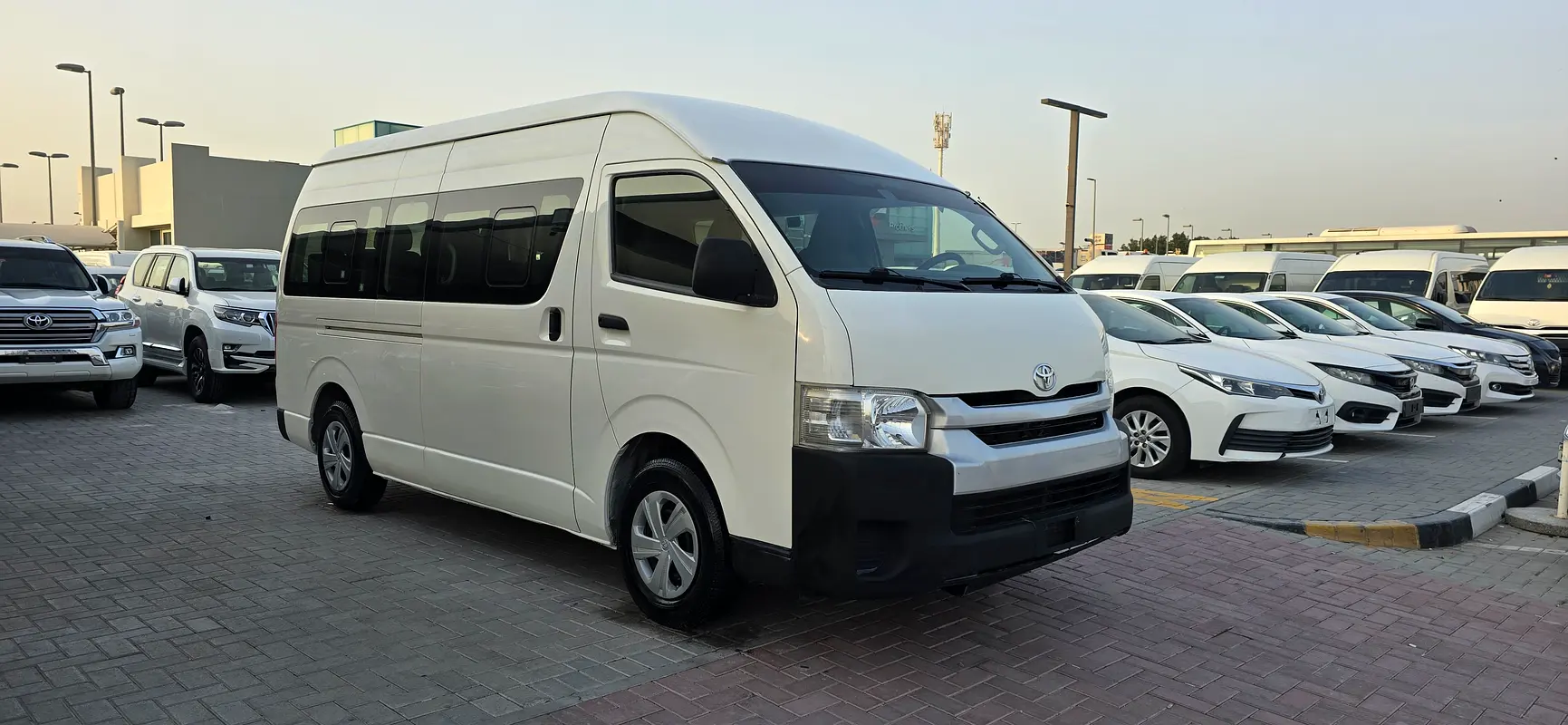 Toyota Hiace 2017 — photo 1 of 20