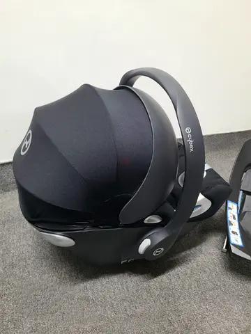 Cybex Aton Q car seat with Cybex 2-Fix base, ISOFIX car seat base