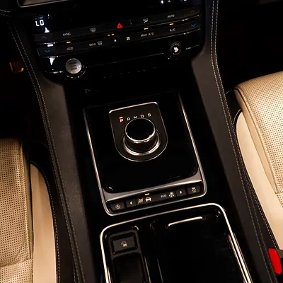 2019 Jaguar F-PACE photo 15