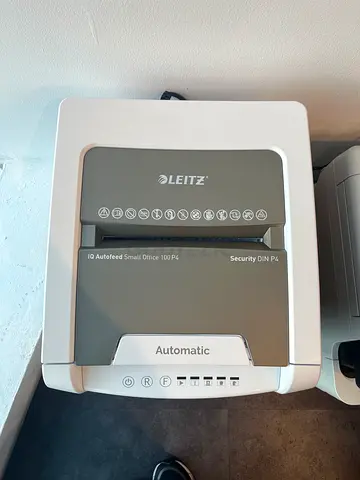 LEITZ IQ AUTOFEED SMALL OFFICE 100 P4 SHREDDER