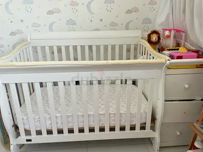 Baby Crib with drawers