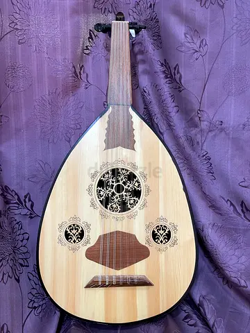 عود تعليم صوت جميل اوتار جديده مفاتيح ممتازة يوجد توصيل داخل الدولة