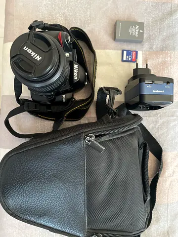 Nikon D3000 DSLR Camera Kit – Excellent Condition