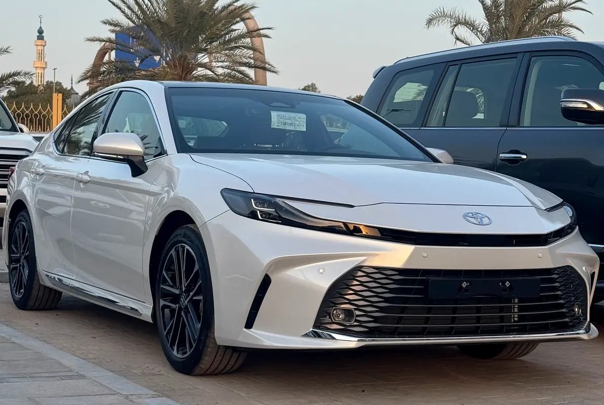 Toyota Camry 2026 — photo 1 of 15
