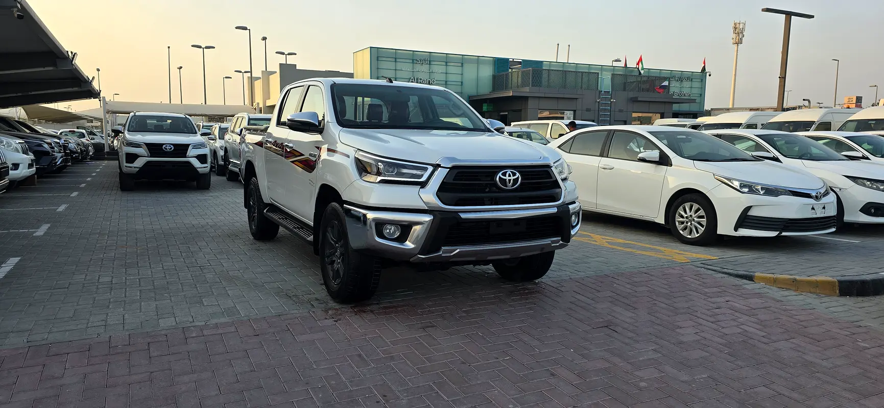 Toyota Hilux 2025 — photo 1 of 20