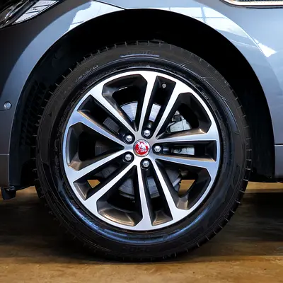 2019 Jaguar F-PACE photo 7