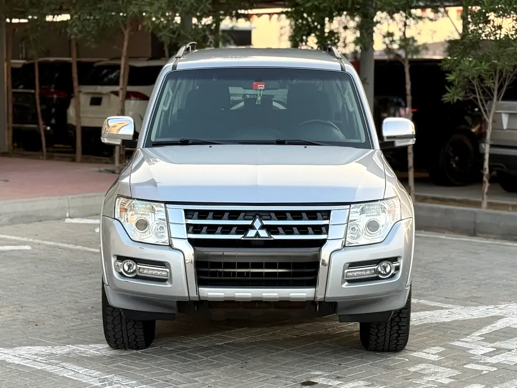 Mitsubishi Pajero 2016 — photo 1 of 14