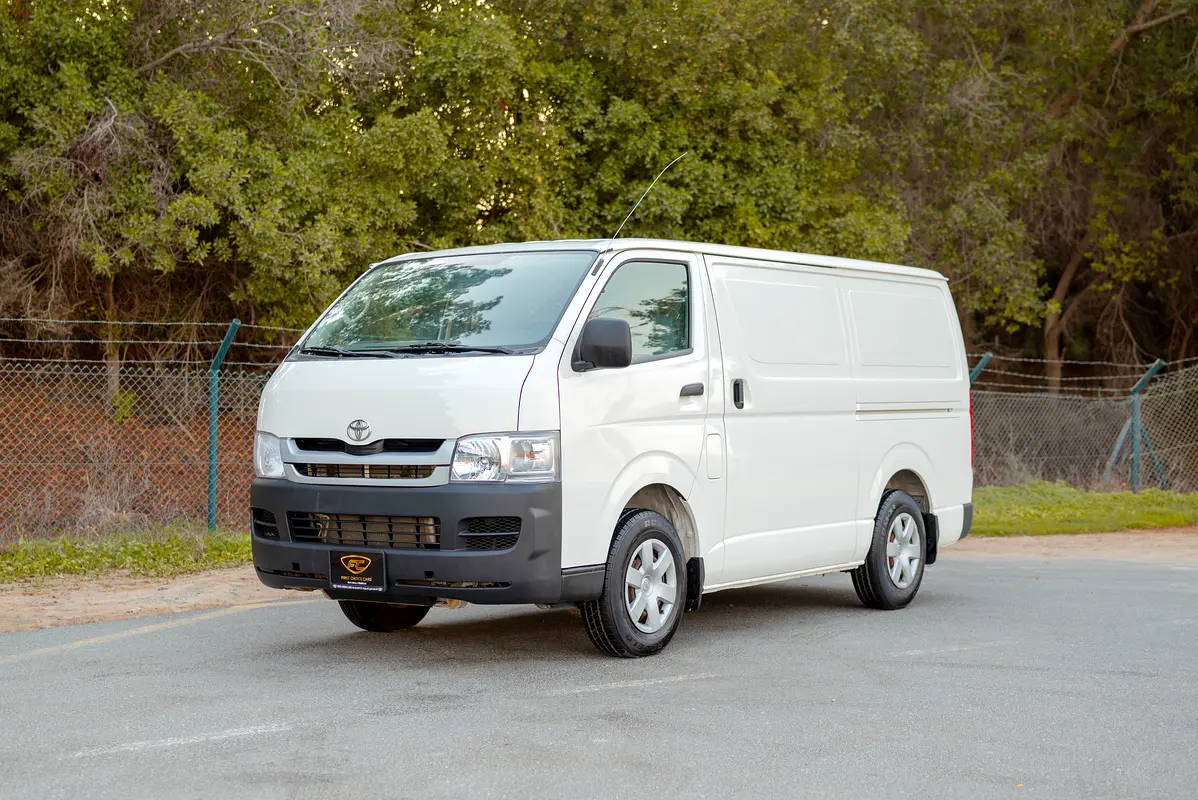 Toyota Hiace 2009 — photo 1 of 11