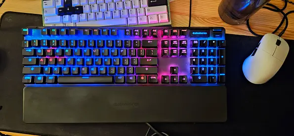 Mechanical SteelSeries Apex 7 RGB Keyboard + Magnetic Wrist Rest (OLED + USB Passthrough)