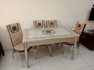 Dinning table unfold able.